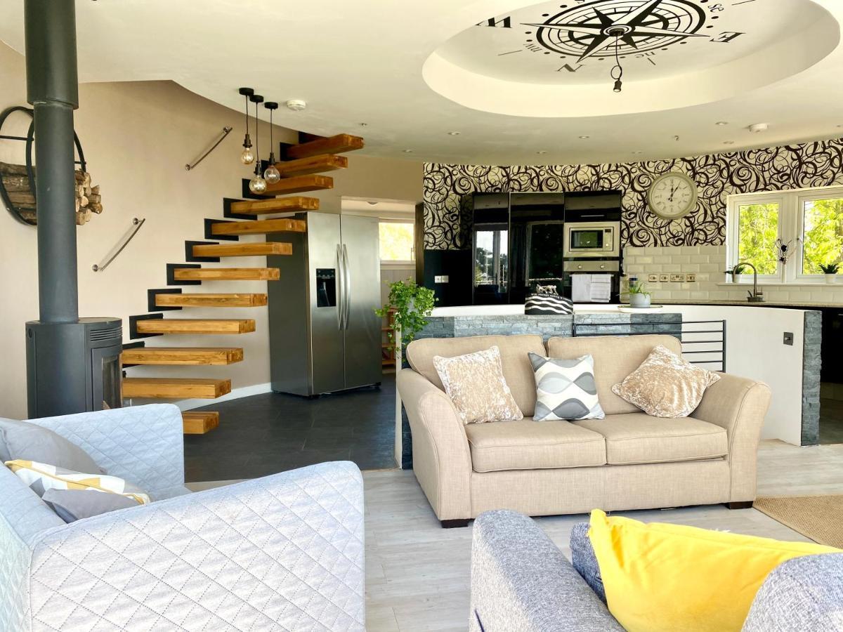 One Of The Best Properties In Lyme! Breathtaking Views Across The Whole Bay. 3 Stories With 2 Tier Veranda Around The Property. Sleeps 6 Lyme Regis Exterior foto